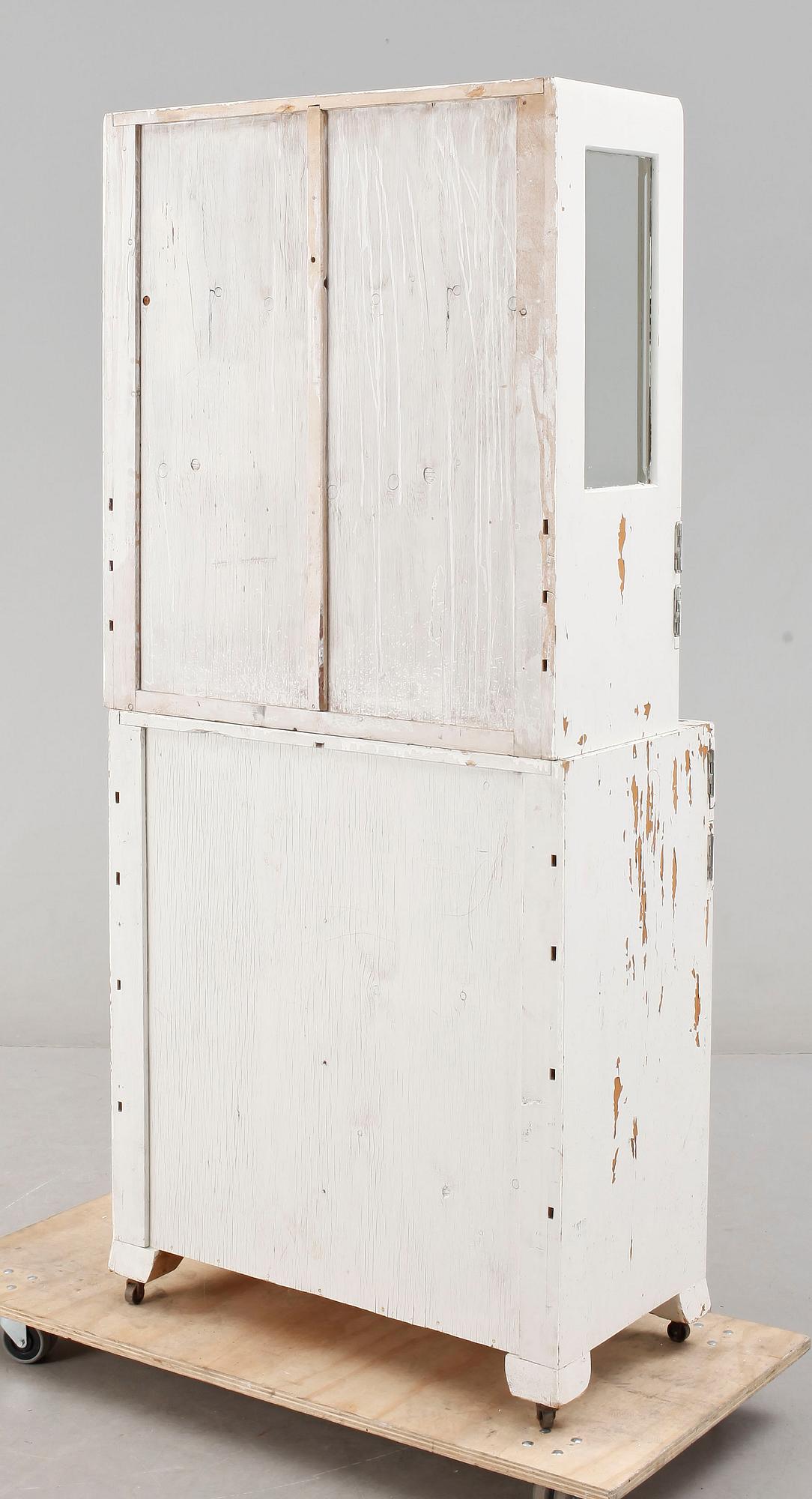 LÄKARSKÅP, 1900-talets första hälft.