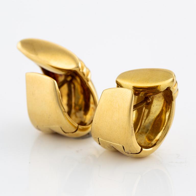 A pair of earrings 18K gold.