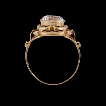 RING, 18k guld med fasettslipad bergkristall, Lars Harsheim, Göteborg, 1957. Vikt 3 g.