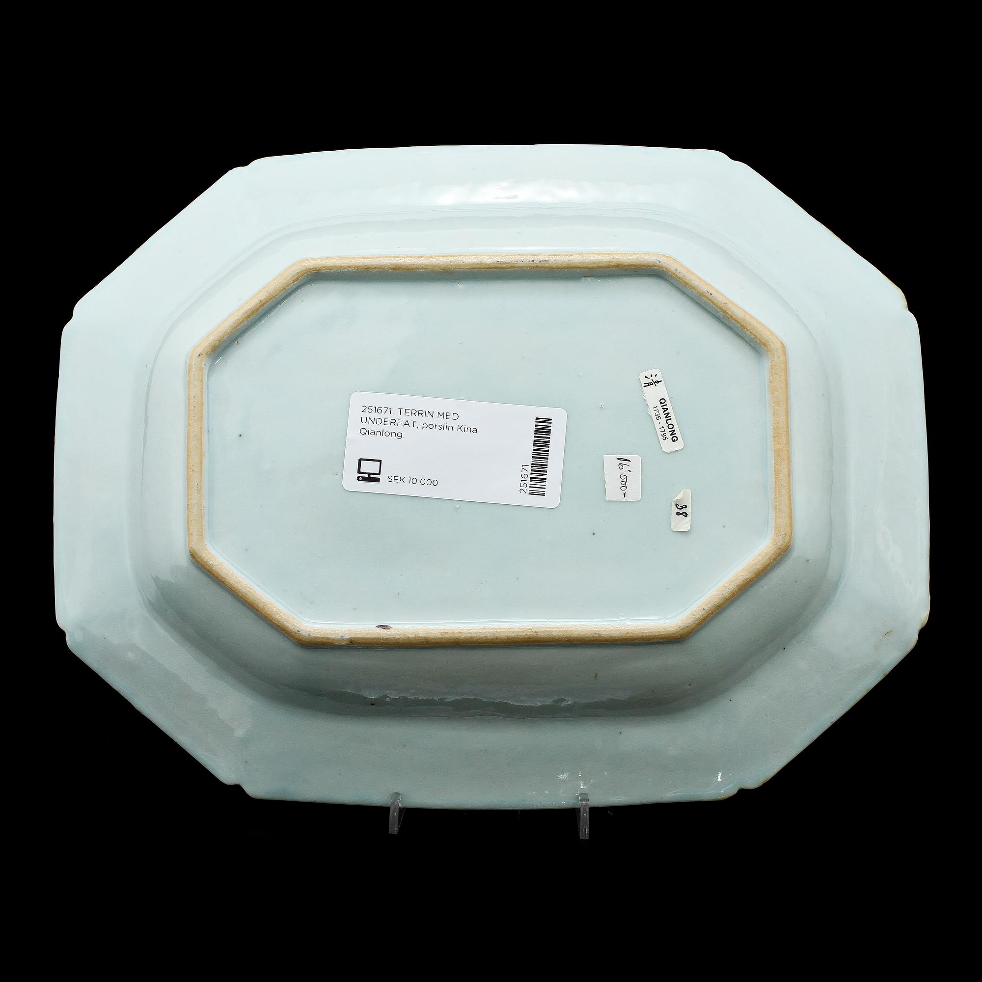 TERRIN MED LOCK OCH UNDERFAT, porslin, Kina, Qianlong, 1736 - 1795.