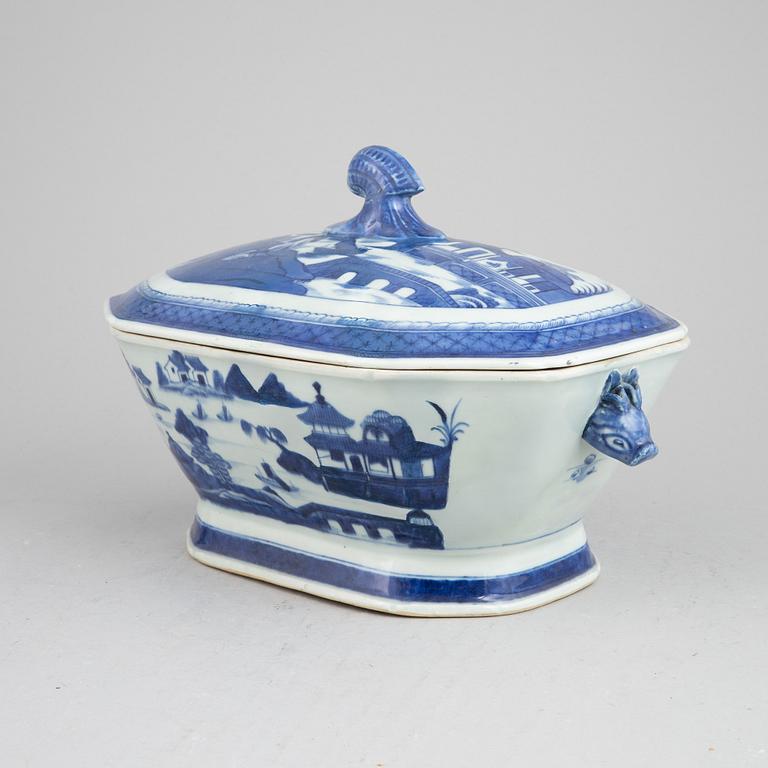 A blue and white tureen with cover, Qing dynasty, Qianlong (1736-95).