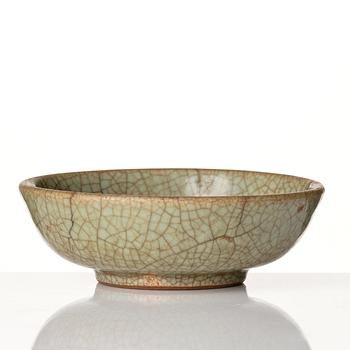 A ge-glazed bowl, Yuan/Ming dynasty.