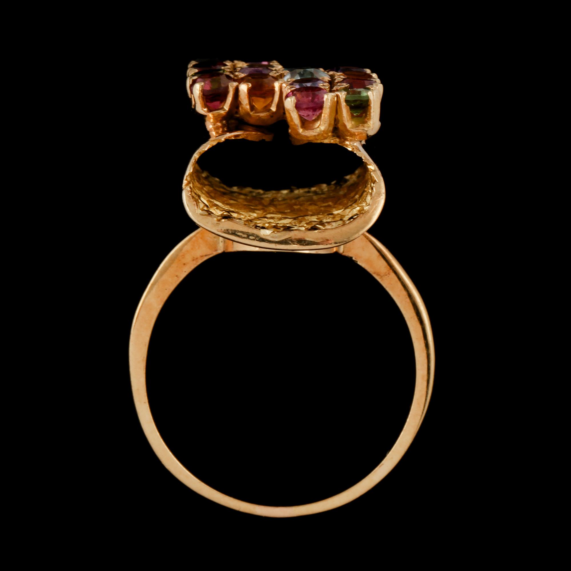 RING, 18k guld med syntetiska färgstenar. Vikt 9 g.