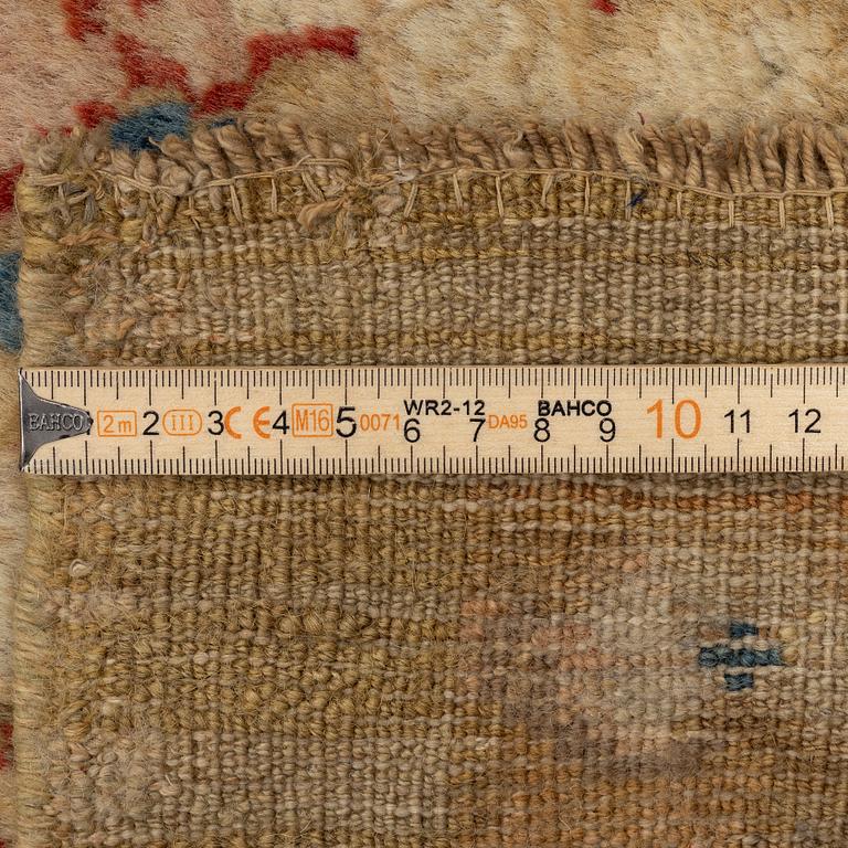 A Ziegler Mahal carpet, Sultanabad area, c. 360 x 300 cm.