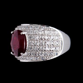 RING, silver, vita safirer och rubin 2.50 ct. Total vikt ca 5 g.