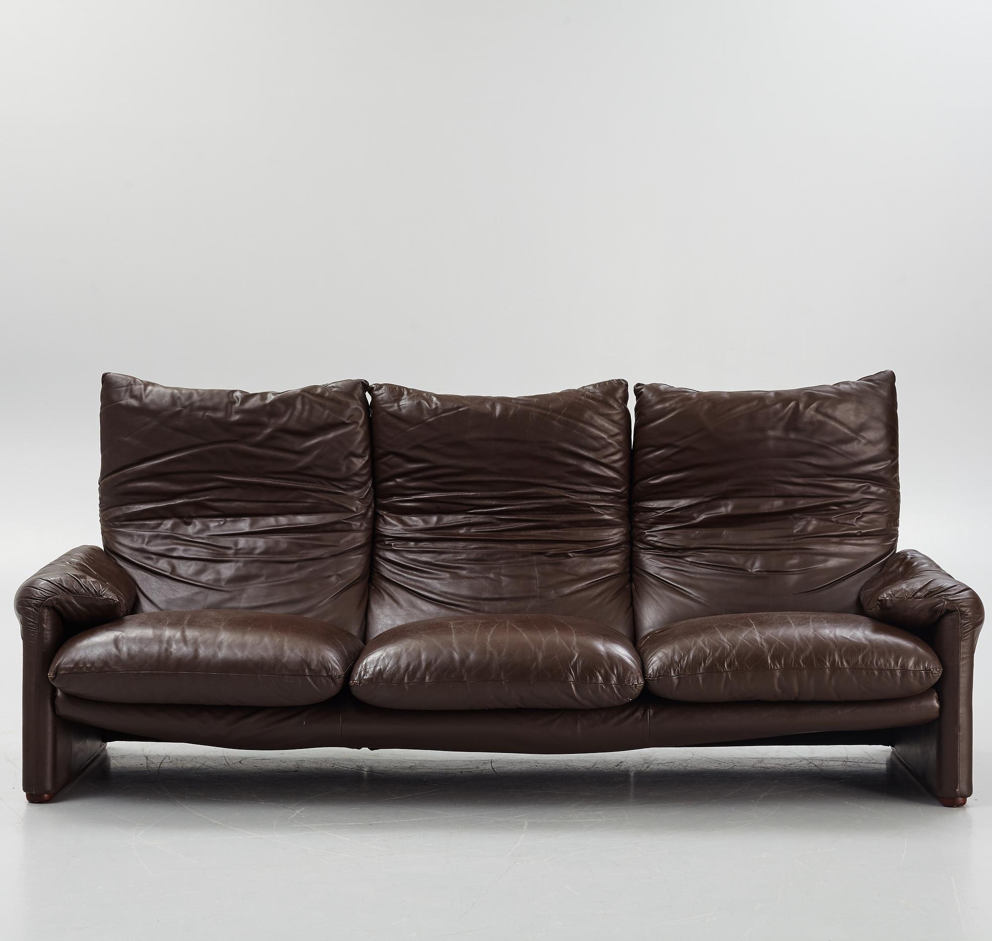 A Vico Magistretti leather sofa, "Maralunga" Cassina, Italy 20th century latter part.