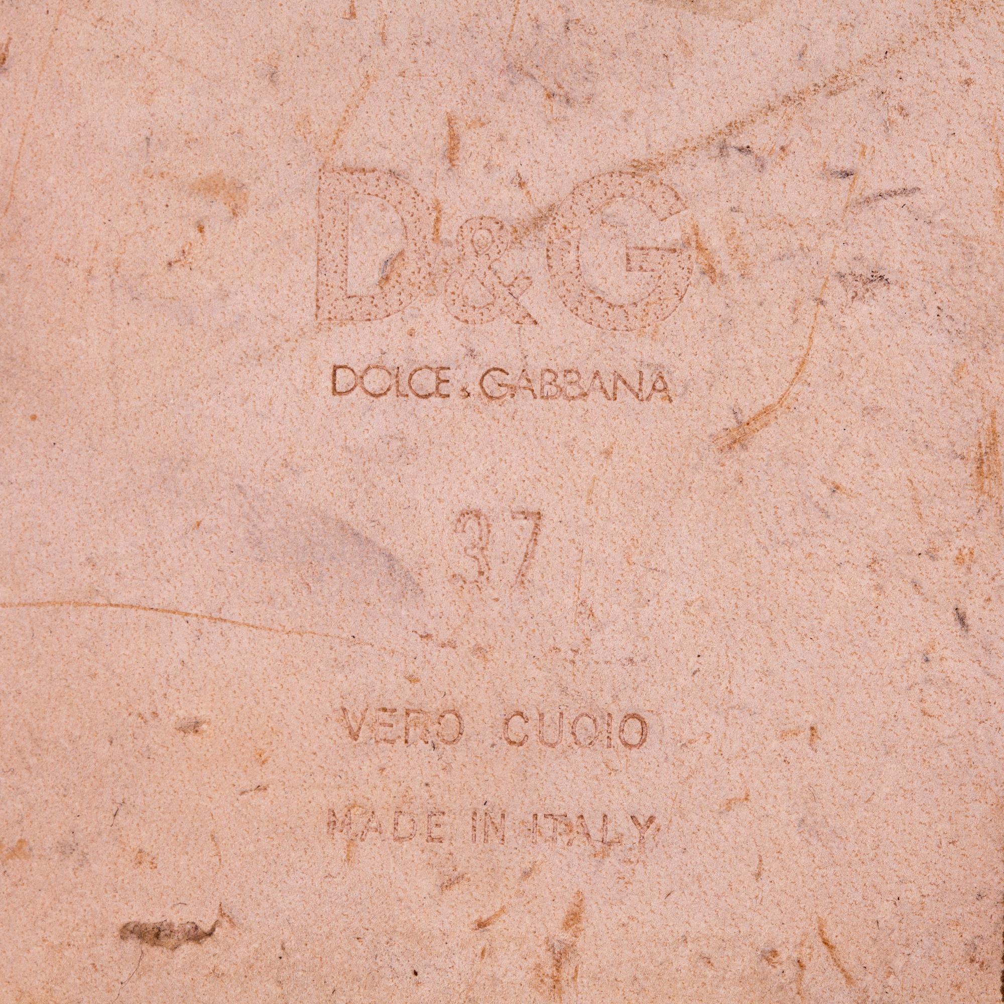 DOLCE&GABBANA, a pair of gold colored leather sandals. Size 37.