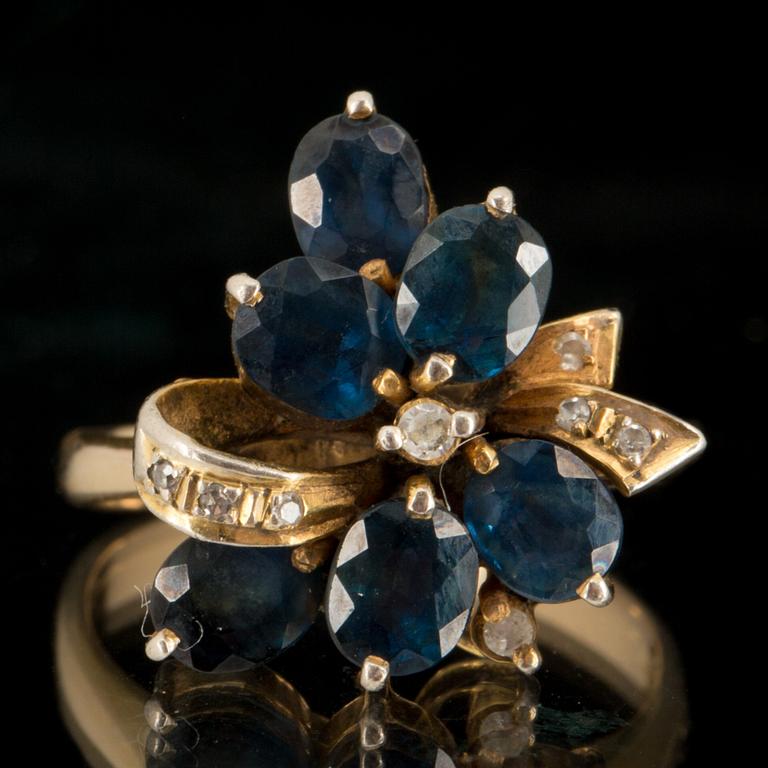 RING, 14 k guld med safirer samt diamanter. Vikt ca 3 gram.