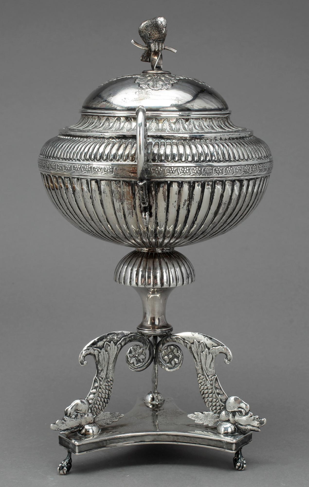 SOCKERSKÅL, silver, empire, ofullständiga stämplar, sannolikt Magnus Fryberg, verksam 1817-34 i Jönköping. Ca 781 gram .