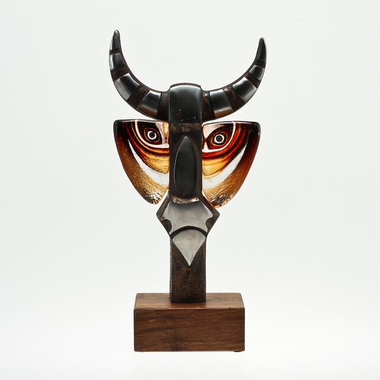 MATS JONASSON, skulptur, glas och metall, "Taurus", Målerås glasbruk, sign o numr 47/99.