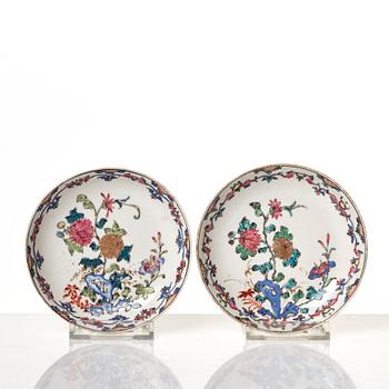 Koppar med fat, ett par, porslin. Qingdynastin, Qianlong (1736-95).
