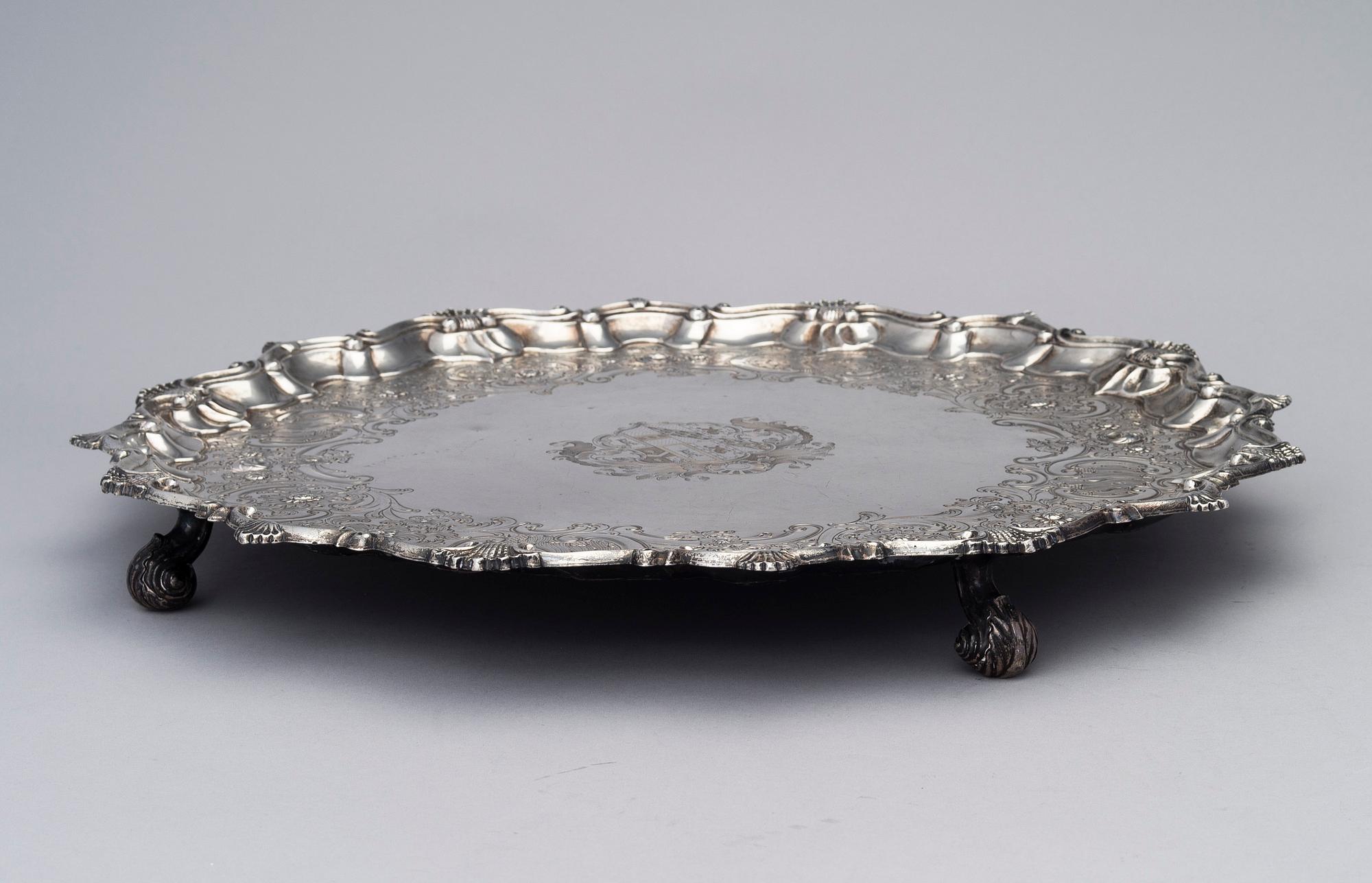 SILVERBRICKA, London 1761, Robert Rew, vikt 2600 g.
