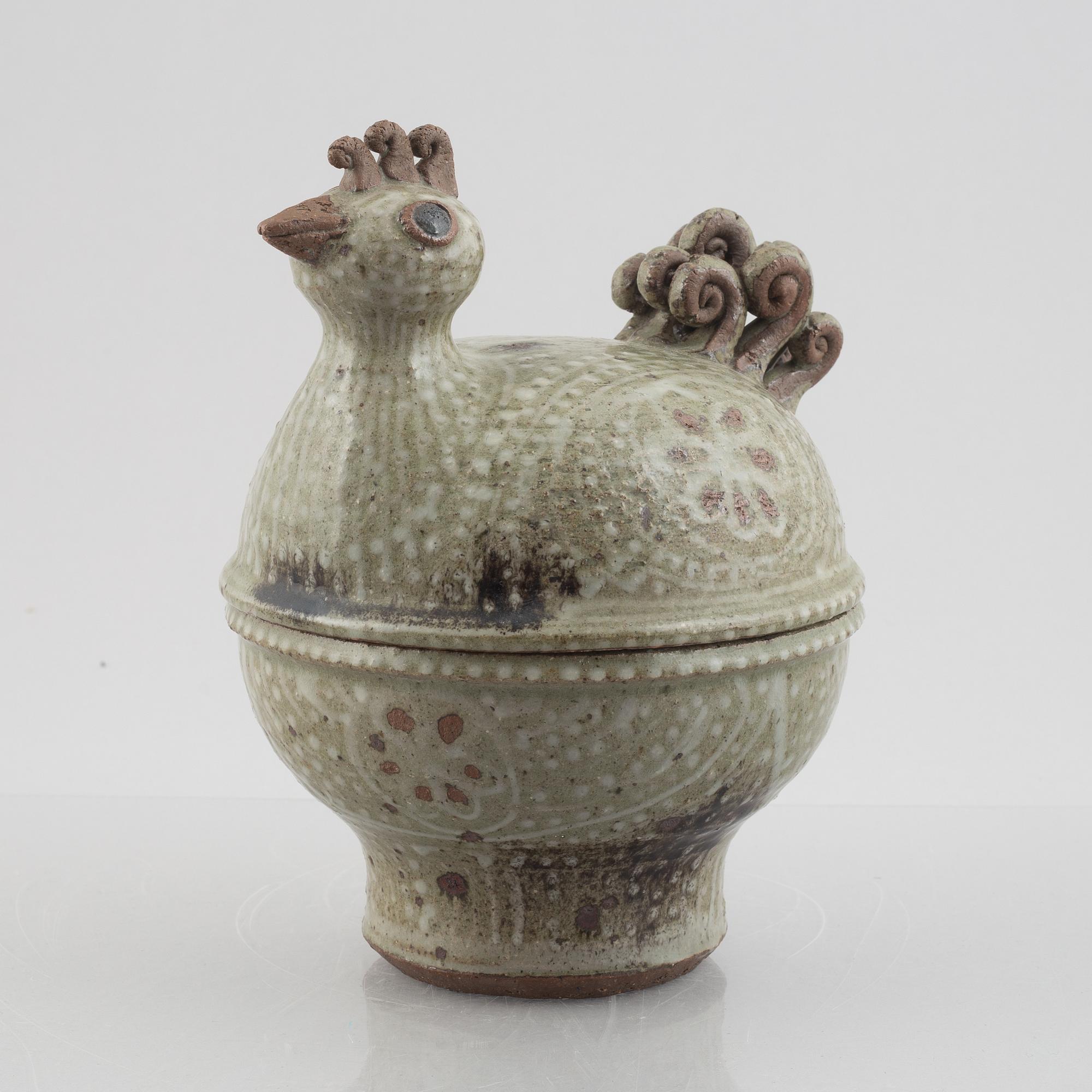 Astrid Anderberg, skål med lock, i form av höna, stengods, egen ateljé, Bornholm, Danmark.