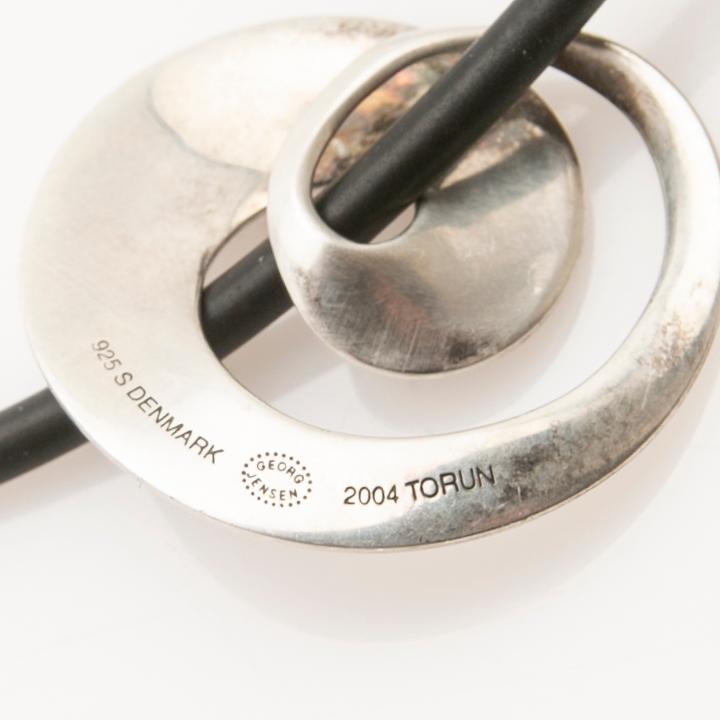 Vivianna Torun Bülow-Hübe, halsband, sterling silver, för Georg Jensen, Danmark, 2004.