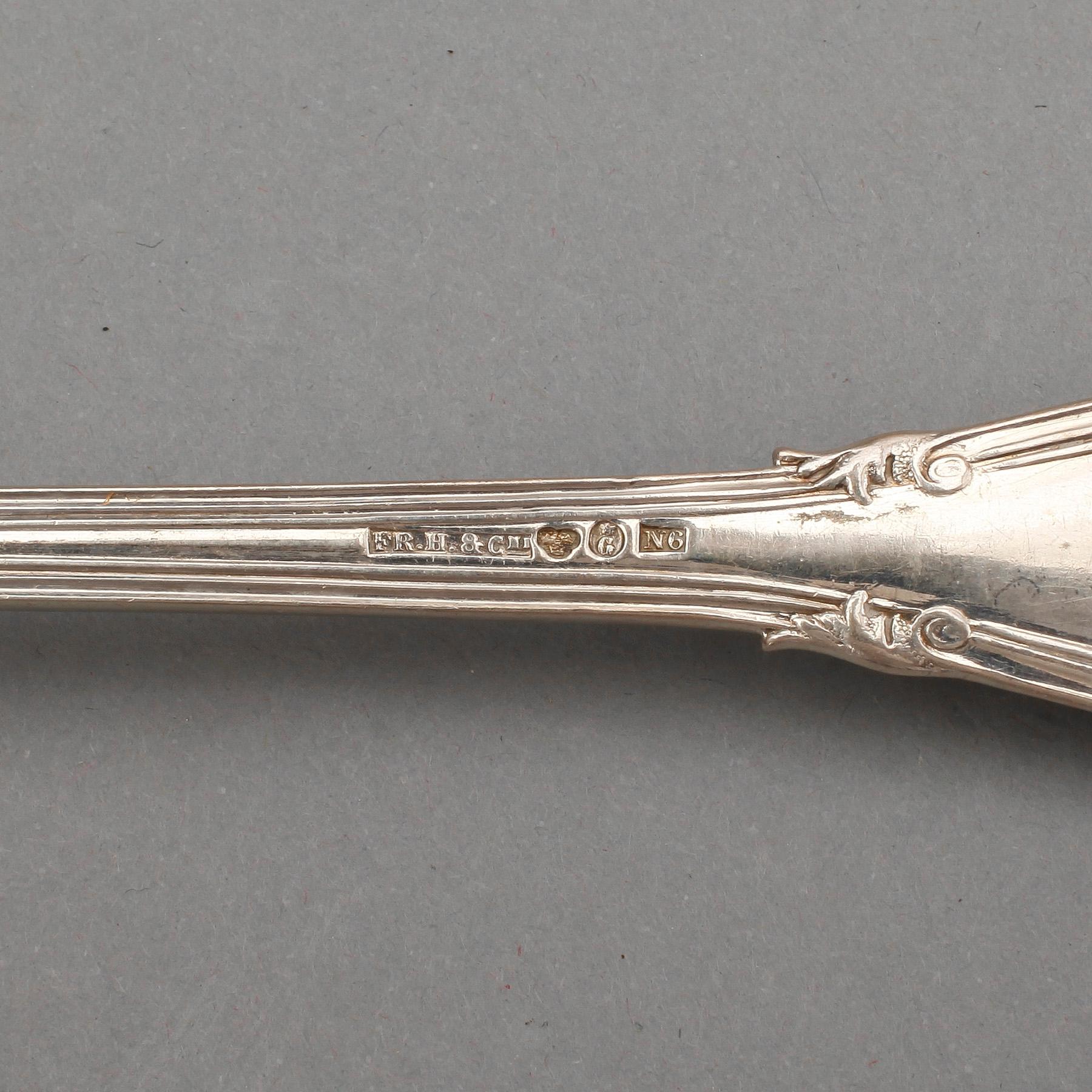 MATGAFFLAR SAMT MATSKEDAR, 8+4, silver, "Greque", Frans Holm & Co, Göteborg 1891. Tot ca 970 gram.