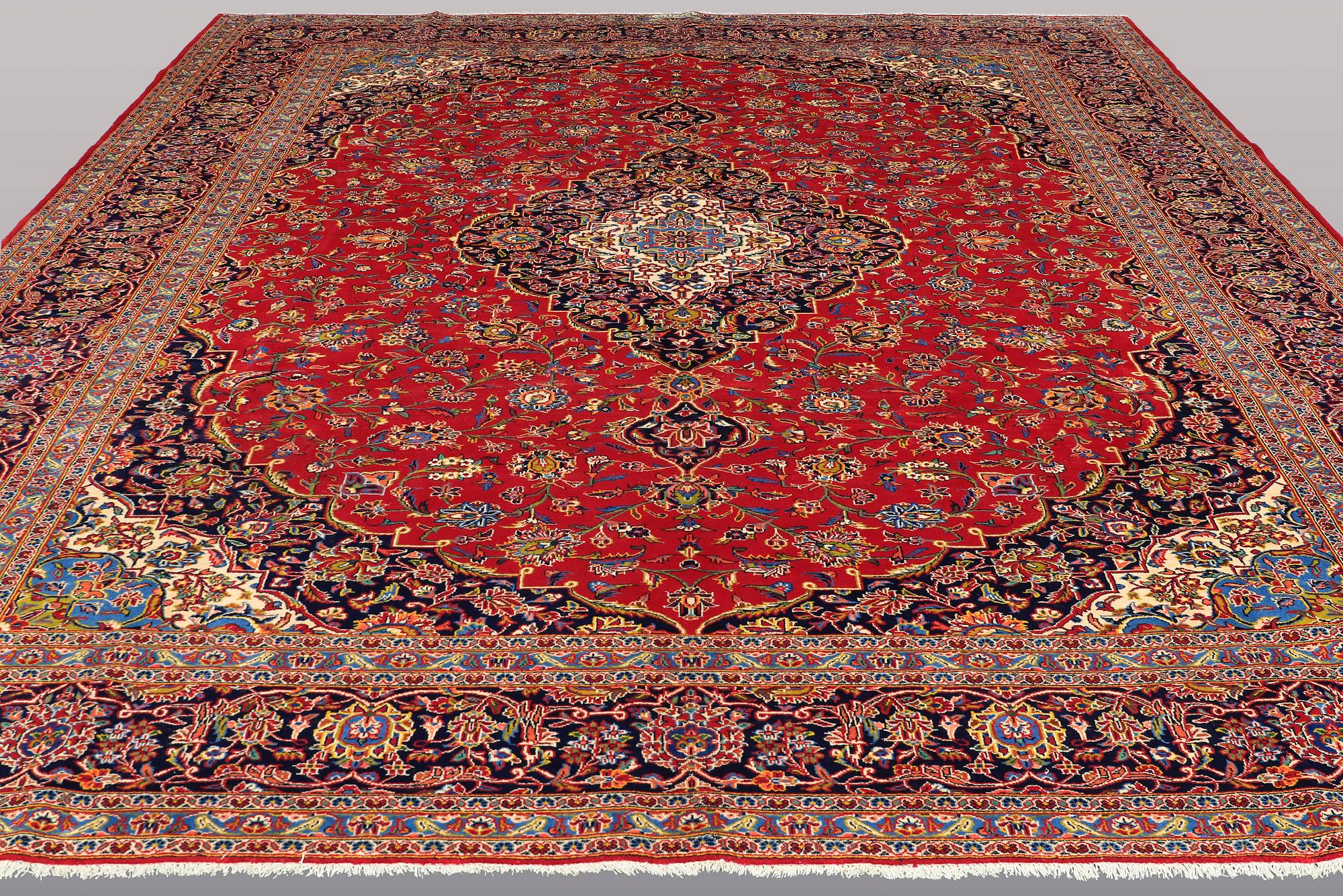 A CARPET Kashan, signed, ca 422 x 347 cm.