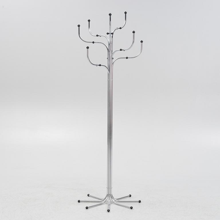 Sidse Werner, tamburmajor, "Coat Tree", Fritz Hansen, Danmark.