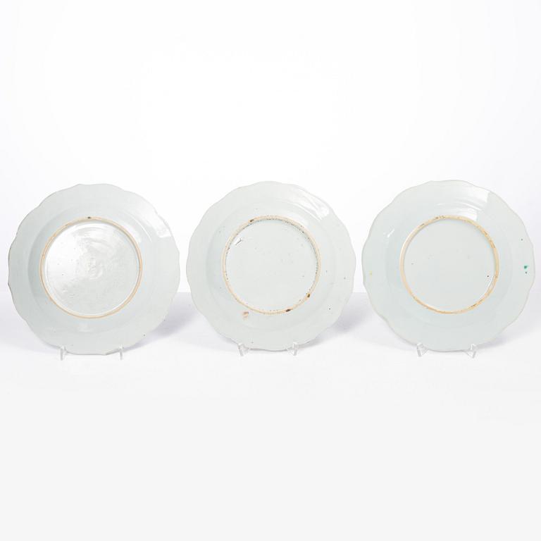 A group of five Chinese export porcelain famille rose plates, Qing dynasty, Qianlong (1736-95).