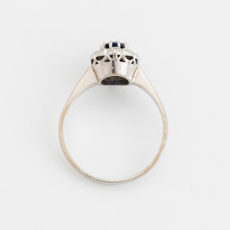 Ring, 18K vitguld med safir och rosenslipade diamanter.