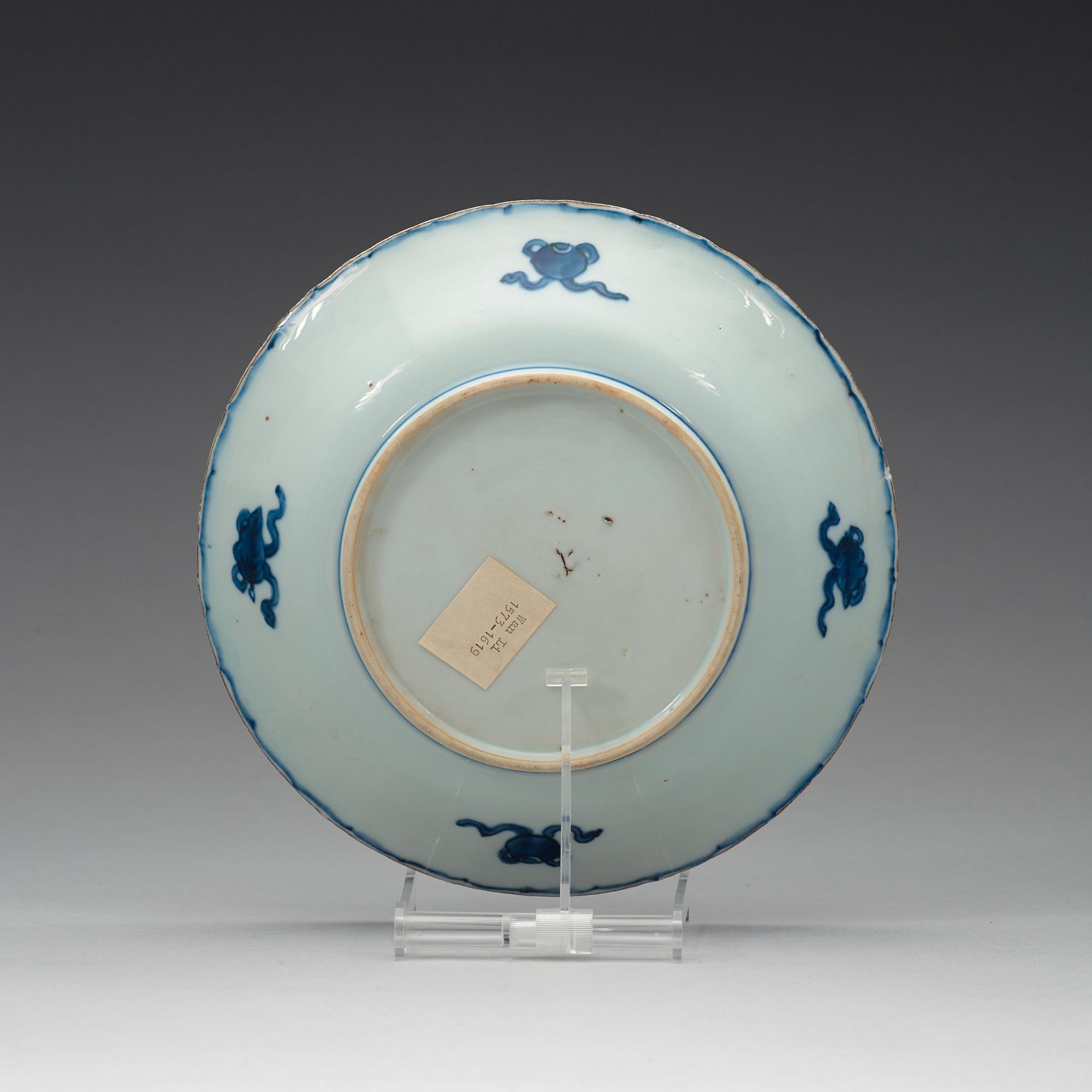 A set of three blue and white dishes, Ming dynasty, Tianqi/Chongzhen 1620-1644.