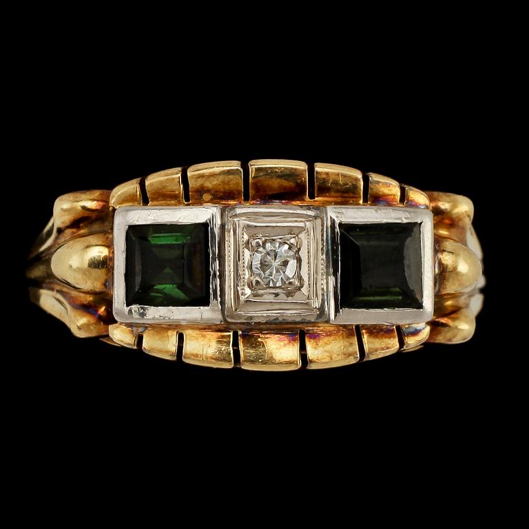 RING, 14k guld med fasettslipad diamant samt 2 gröna trappslipade stenar. Vikt 4 g.