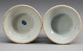 SALTKAR, ett par, porslin. Qing dynastin, Kangxi (1662-1722).