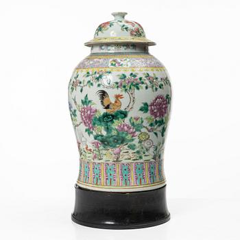 Urna med piedestal, Kina, 1900-talets första hälft.