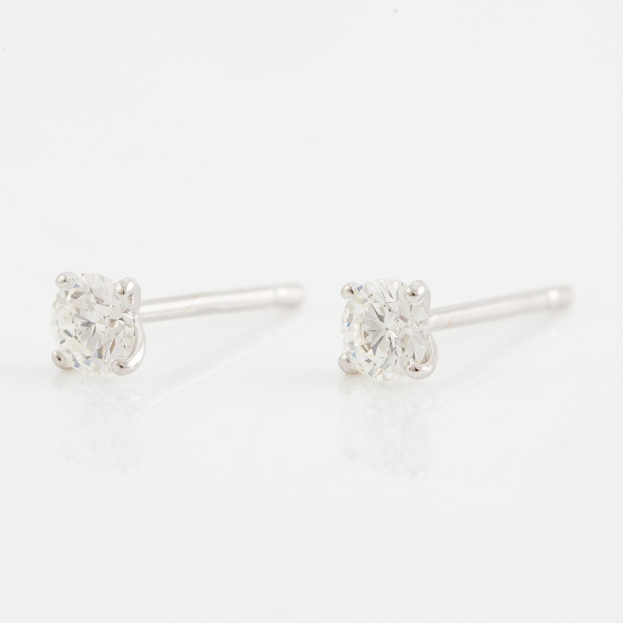 Earrings 18K white gold set with brilliant-cut diamonds accompanied by GIA dossier.