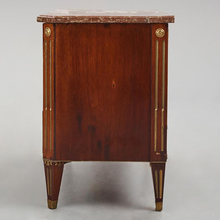 A late Gustavian mahogany commode in the manner of A. Scherling, late 18th century.