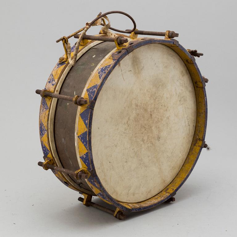 AN EARLY 20TH CENTURY DRUM.