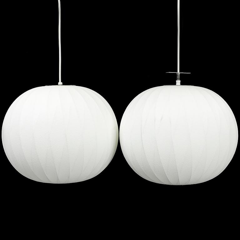 Two HAY Nelson Bubble lamps "Ball", design George Nelson, Modernica, Los Angeles, 2014.