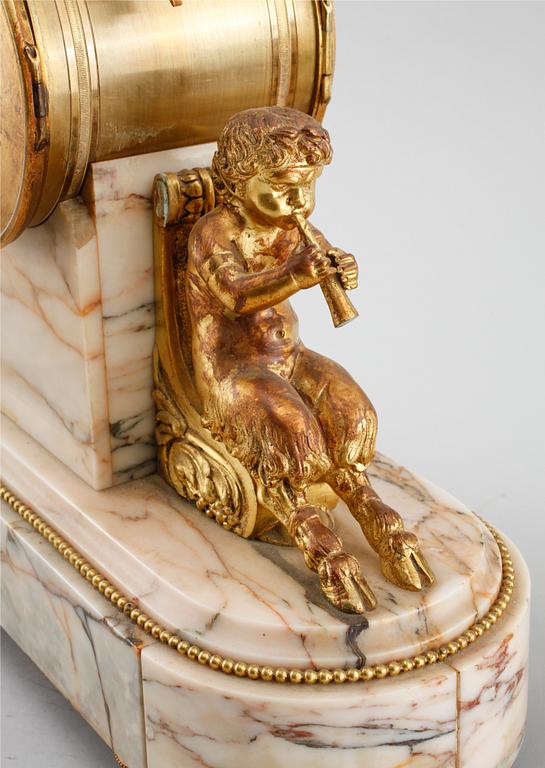 A table clock and two decoratives urn, around year 1900.