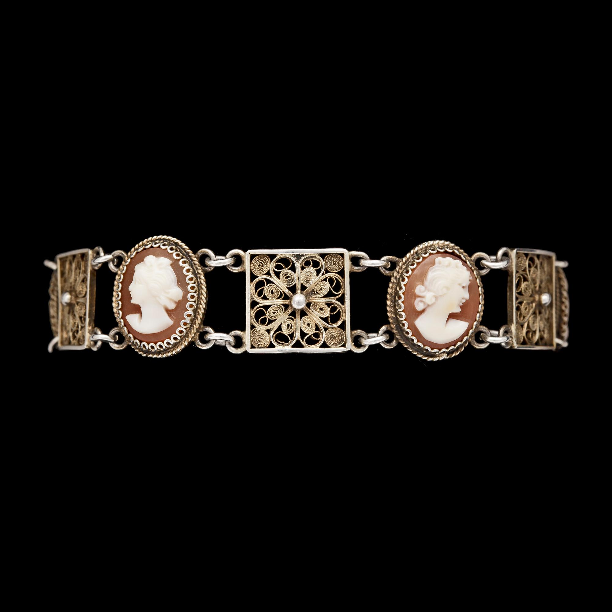 ARMBAND, 18k guld med snäckskalscaméer, 1800-talets slut.