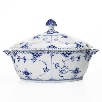 Royal Copenhagen, Serveringsskålar, tre stycken samt terrin, porslin, "Musselmalet helblond" (Blue fluted full lace), 1968-73.
