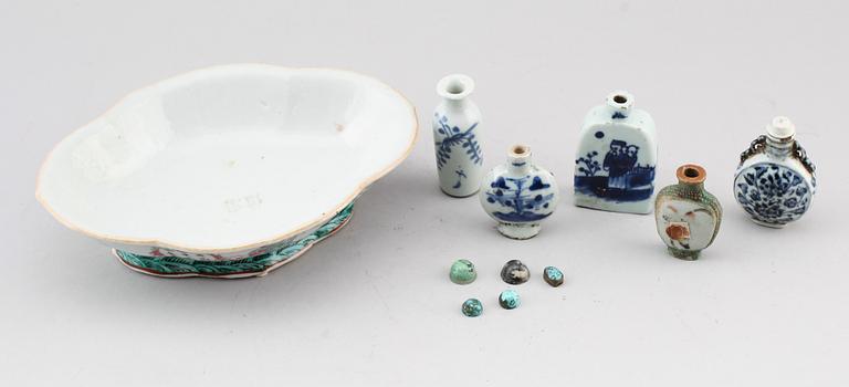 SKÅL SAMT SNUSFLASKOR, 5 st, porslin, Kina, 1800-/1900-tal.