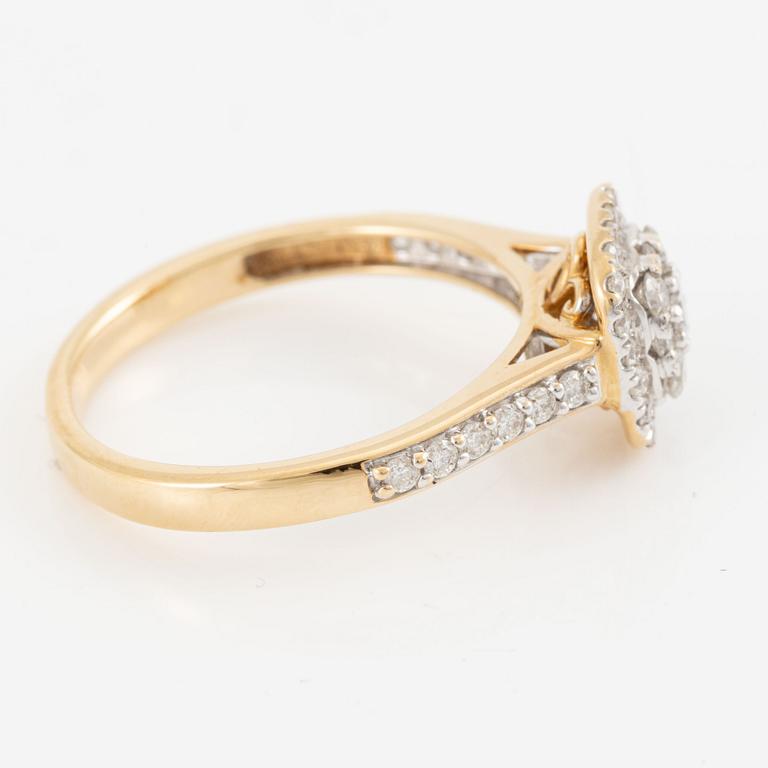 Ring in 18K gold set with round brilliant-cut diamonds.