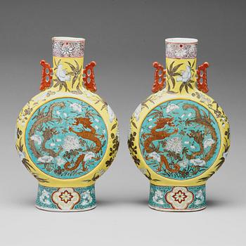 692. PILGRIMSFLASKOR, ett par, porslin. Qingdynastin, omkring 1900.