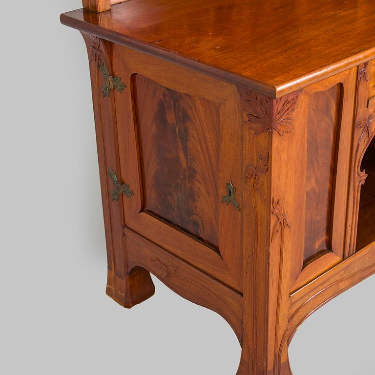 Karl Tirén, An Art Nouveau mahogany cabinet by A.B Naeslunds Möbelfabrik, Umeå, Sweden, approx. 1901.