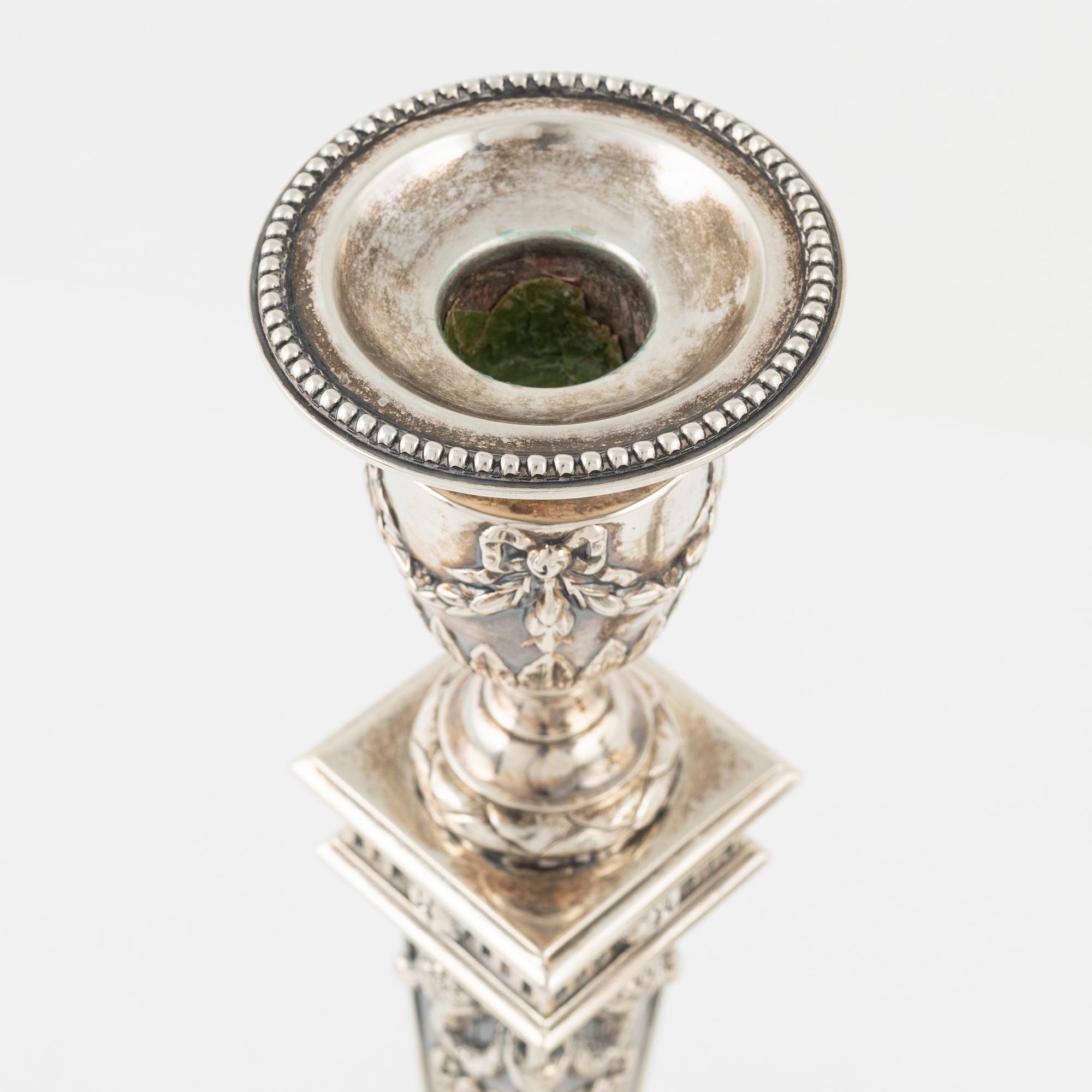 Ljusstakar ett par, silver, Louis XVI-stil, Wien, Österrike, omkring år 1900.