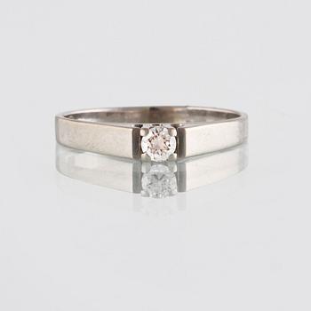 RING, 18K vitguld med briljantsliapad diamant 0.12 ct, Gustav Dahlgren & Co, Malmö, 1969. Vikt 2,7 gram.
