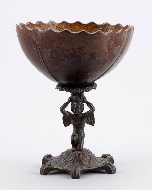 SOCKERSKÅL, kokosnöt och gjutjärn, Finspångs bruk, 1800-talets första hälft.