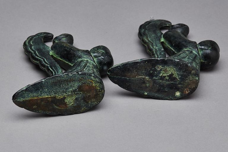 LJUSSTAKAR, ett par, patinerad brons, troligen Ystad metall.