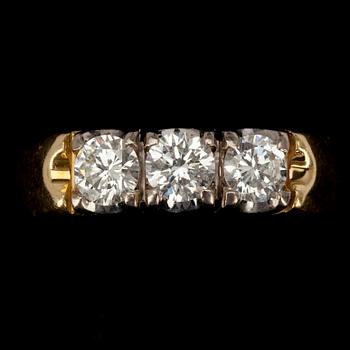 RING, guld 18K, 3 st briljantslipade diamanter tot. ca 0,60 ct. Otydliga finska stämplar, 2000-tal. Vikt 5,1 g.
