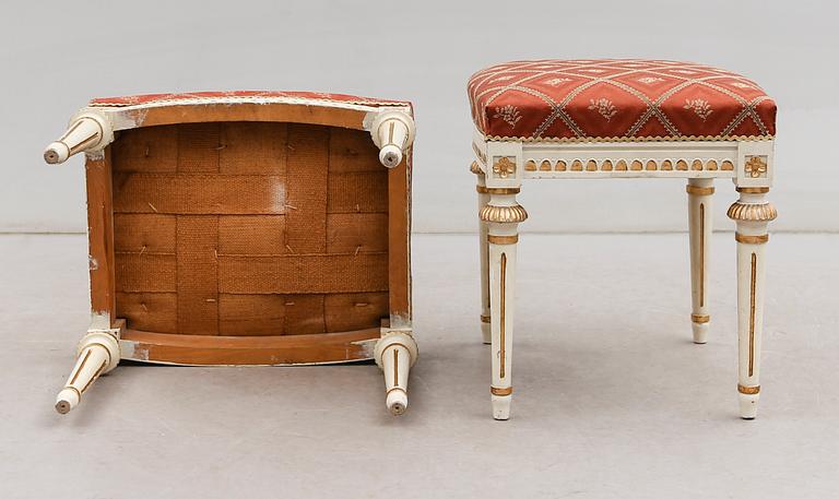 TABURETTER, 1 par, gustaviansk stil, omkring år 1900.