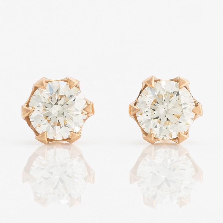 Earrings with brilliant-cut diamonds.