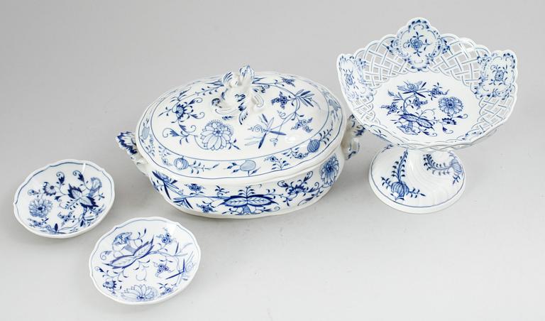 TERRIN, SKÅL PÅ FOT SAMT ASKFAT, 2 st, porslin, Meissen, 1900-talets mitt.