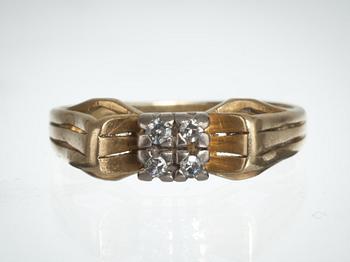 RING, 18K guld med små diamanter, tot ca 0,13 ct enligt gravyr. Vikt 4 g.