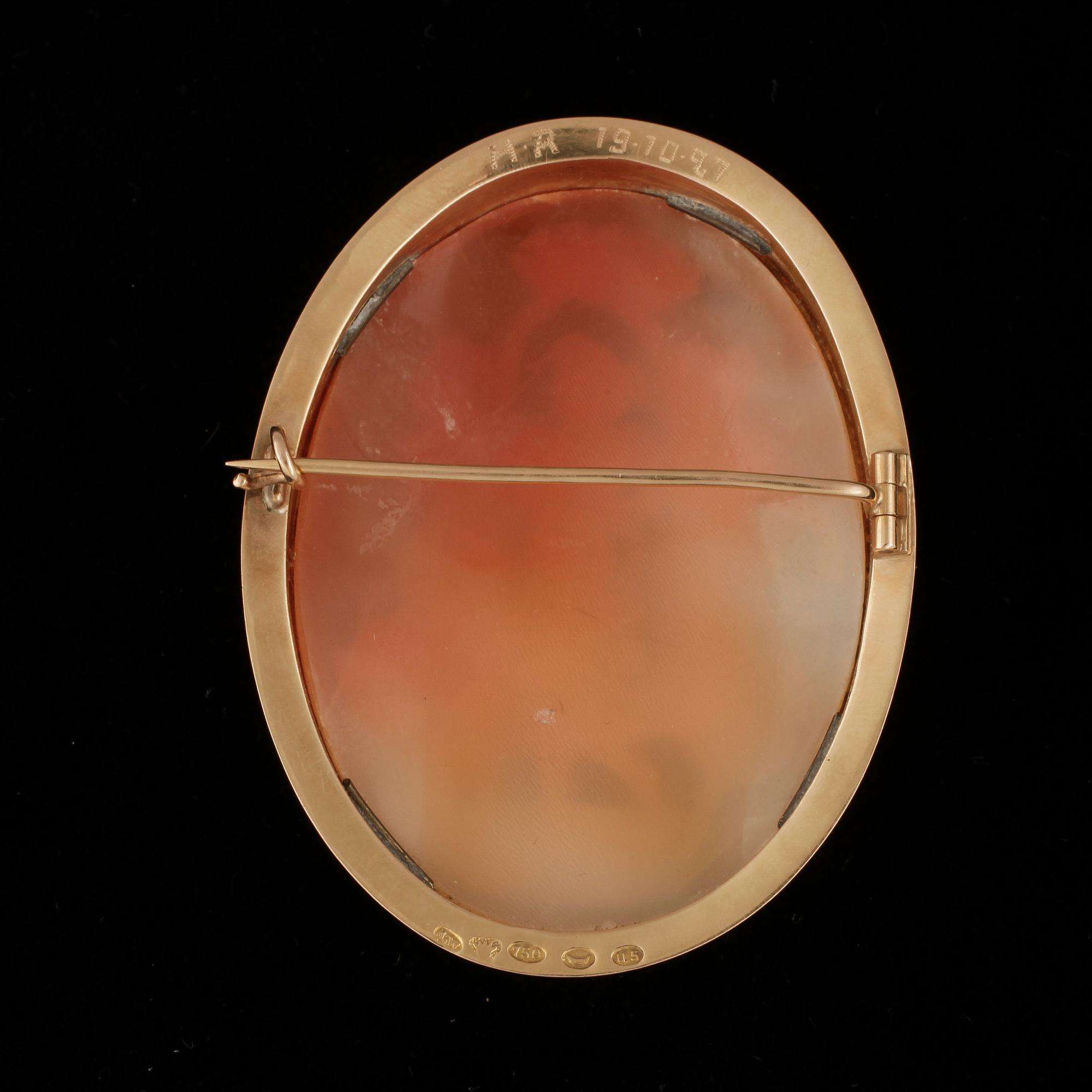 BROSCH, 18k guld med camé, Finland 1925. Vikt ca 18,5 gram.
