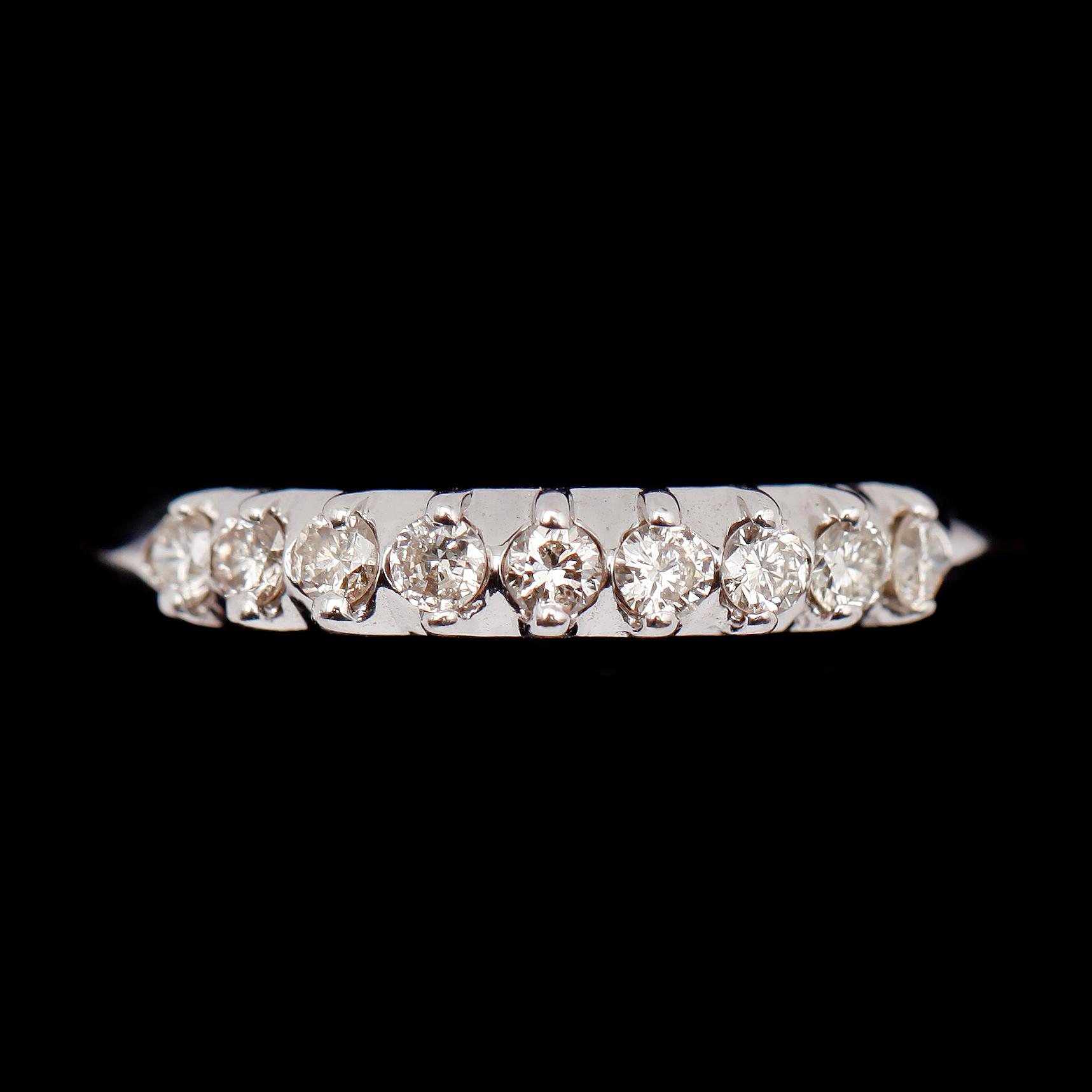 RING, 18 k vitguld, 9 briljantslipade diamanter totalt 0.45 ct.