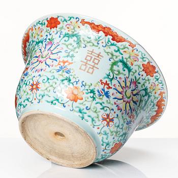A large famille rose flower pot, late Qing dynasty, 19th Century.